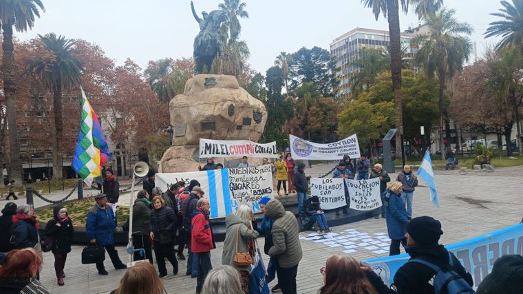 Los jubilados se juntan todos los miércoles en la plaza San Martín.&nbsp;