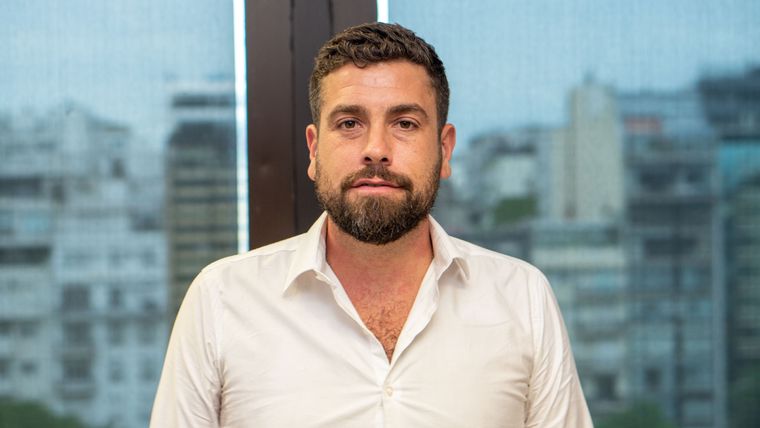 Lucas Delfino busca meterse en la charla de una comuna caliente. Foto: Julián Volpe/MDZ