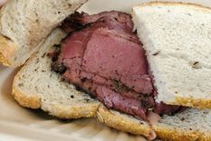 La comida kosher se ha transformado en las últimas décadas pero los viejos clásicos permanecen, como la costilla de res en pan de centeno (en la foto), las tortitas de papa, los bagels, las donas y el cheesecake.