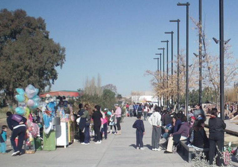 Desde la mañana el Parque Central comenzó a recibir jóvenes. Foto: mdz