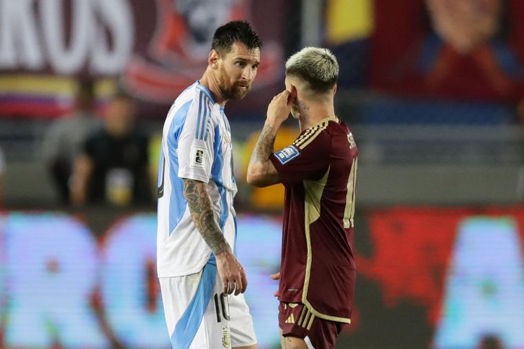 Messi y Soteldo cara a cara durante el partido. Foto: EFE