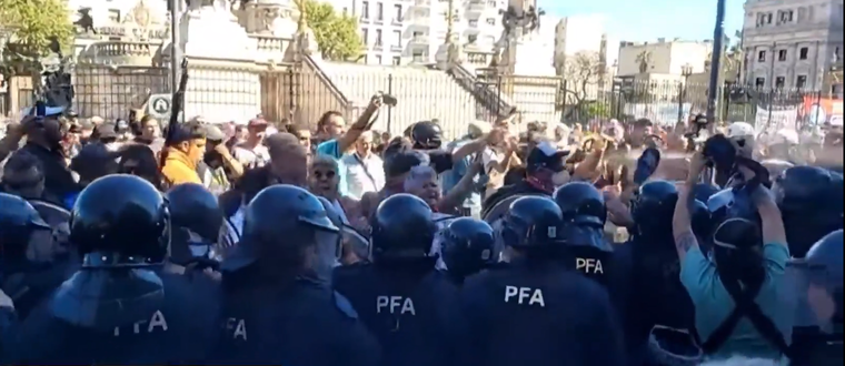 La Policía comenzó a rociar gas pimienta en la marcha. 