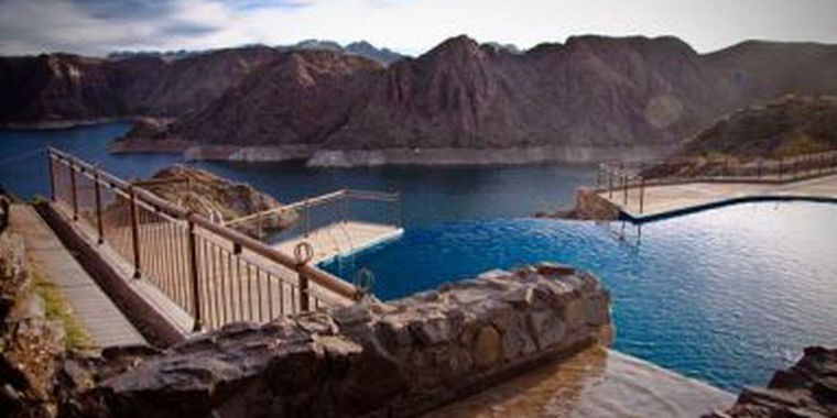 Turistas caminan varios kilómetros para llegar a Los Reyunos ante la falta de transporte público, denunció el diputado Germán Gómez