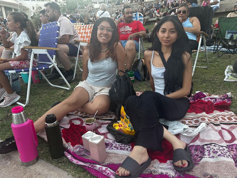 Micaela junto a Shirley. Micaela junto a Shirley.