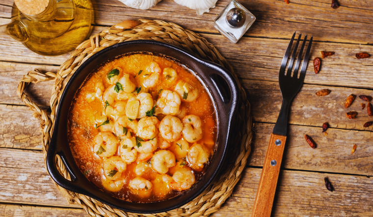 Esta receta es tan antigua que se cree que nació en el País Vasco, donde las cazuelas de barro intensifican su sabor característico. Esta receta es tan antigua que se cree que nació en el País Vasco, donde las cazuelas de barro intensifican su sabor característico.