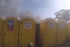 La zona de baños químicos fue atacada por terroristas de Hamás con gente en el interior Foto: Captura de pantalla La zona de baños químicos fue atacada por terroristas de Hamás con gente en el interior Foto: Captura de pantalla