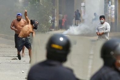MDZol | En Perú estallaron protestas que comenzaron con un paro de los transportistas por el aumento en el precio de los combustibles. Foto: GIAN MASKO / AFP