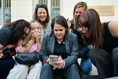 Familiares de víctimas junto a la abogada de la parte demandante, Laura Marquez-Garrett (centro), al enterarse del histórico veredicto.