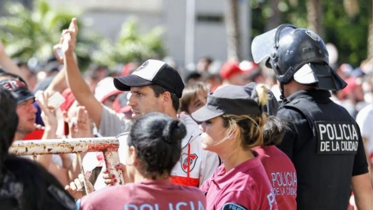 Miles de policías custodiarán el Superclásico. Foto: Pasión Monumental