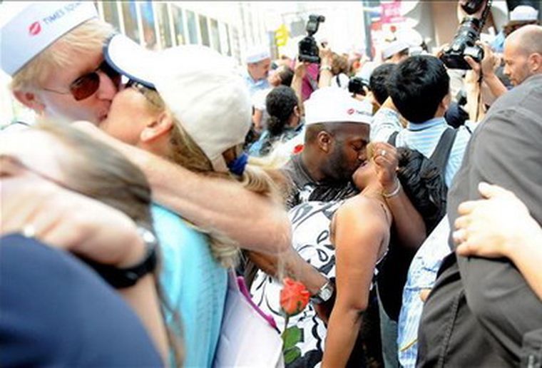 Parejas estadounidenses celebraron hoy con un beso. Foto: EFE