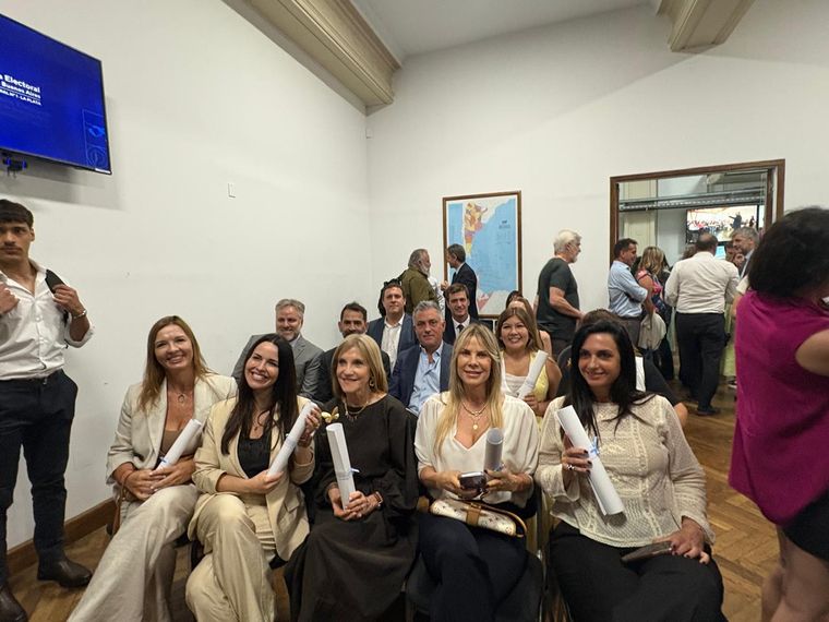 Los diputados electos por la provincia de Buenos Aires de La Libertad Avanza retiraron sus diplomas. Los diputados electos por la provincia de Buenos Aires de La Libertad Avanza retiraron sus diplomas.