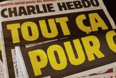 Todo eso por esto, se lee en la portada de la nueva edición de la revista, que vuelve republicar una decena de caricaturas de Mahoma. Foto: GETTY IMAGES