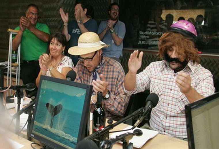 A la derecha, Acaro, junto al equipo del programa. Foto: Facebook Radio Nihuil