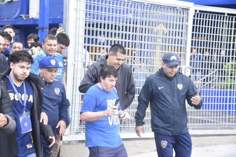 Riquelme saliendo de la Bombonera tras emitir su voto. Foto: Juan Mateo Aberastain / MDZ