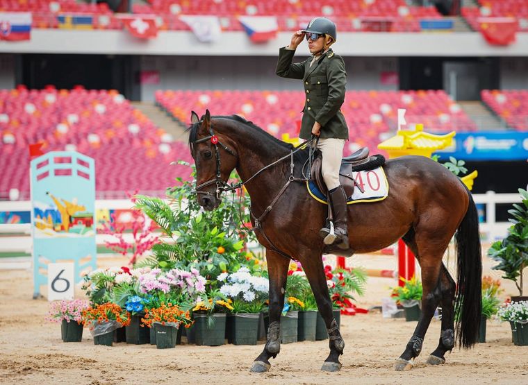 Los saltos ecuestres son solo una de las cinco disciplinas que realiza Serrano. Foto: @PrensaCOA