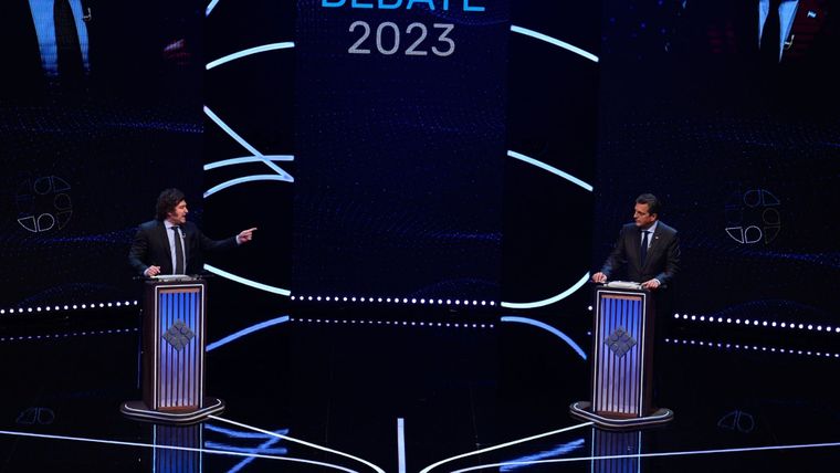 Massa y Milei se enfrentaron en el último debate antes del balotaje Foto: EFE