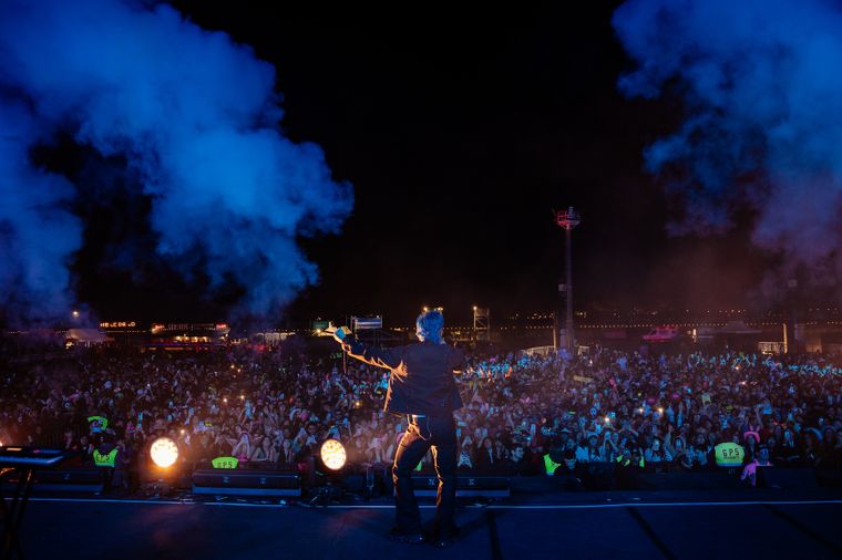 Luck Ra hizo bailar a todos en la Fiesta de Disfraces de San Nicolás.