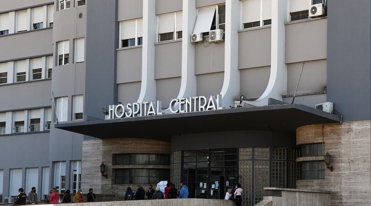 La joven se encuentra internada en el Hospital Central Foto: ALF PONCE MERCADO / MDZ