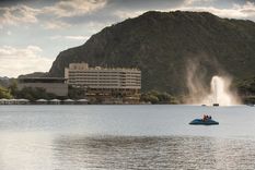 El pueblo de Potrero de los Funes se organiza alrededor de un lago rodeado por sierras.