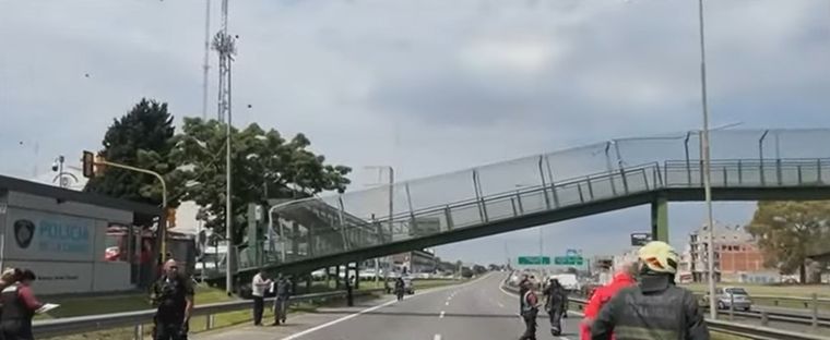 Las imágenes que difundieron en redes del puente caído. Las imágenes que difundieron en redes del puente caído.