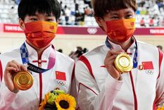 Las ciclistas Zhong Tianshi y Bao Shanju, que ganaron la medalla de oro en la prueba de velocidad por equipos de Tokio 2020 Foto: EFE