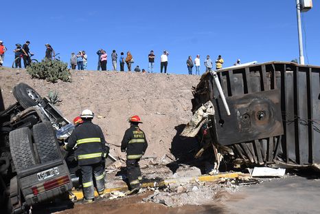 Bomberos trabajan sobre el camión para evitar explosiones. Bomberos trabajan sobre el camión para evitar explosiones.