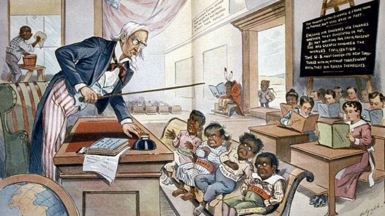 Caricatura de 1899 sobre la política estadounidense de enseñar inglés a sus nuevas colonias con niños de Filipinas, Hawái, Puerto Rico y Cuba en la primera fila. Foto: Getty images