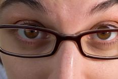 Hay quienes creen que determinados ejercicios pueden ahorrarnos el tener que usar lentes, pero los expertos dudan de esto. Foto: GETTY IMAGES