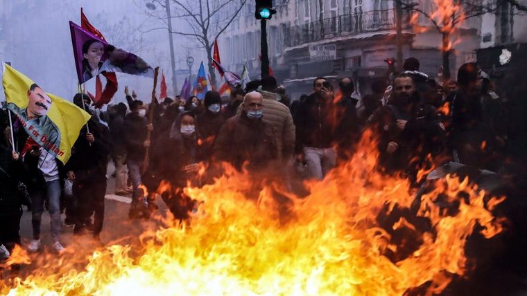 París protestas París arde, por las huelgas ante la decisión del gobierno de Macron. Foto: Efe.