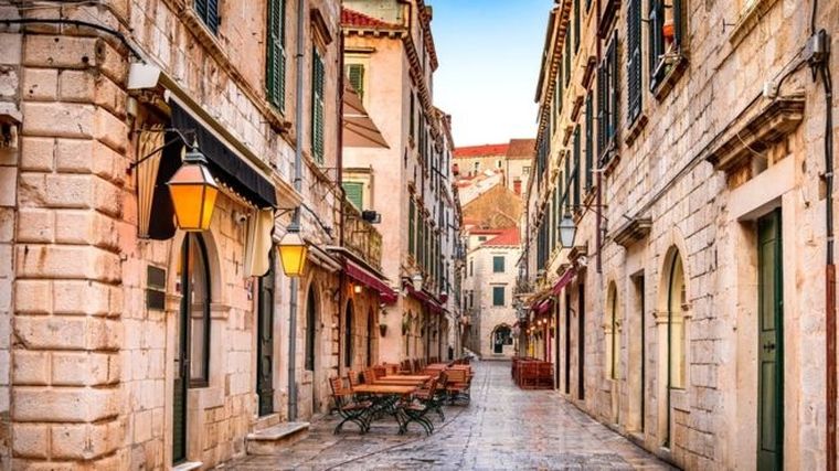 Normalmente llenas de turistas, hoy las calles de Dubrovnik están vacías.