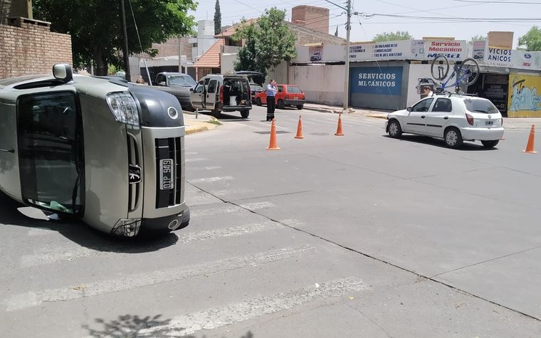 La Peugeot Partner volcada y el Suzuki Fun, protagonistas del accidente.