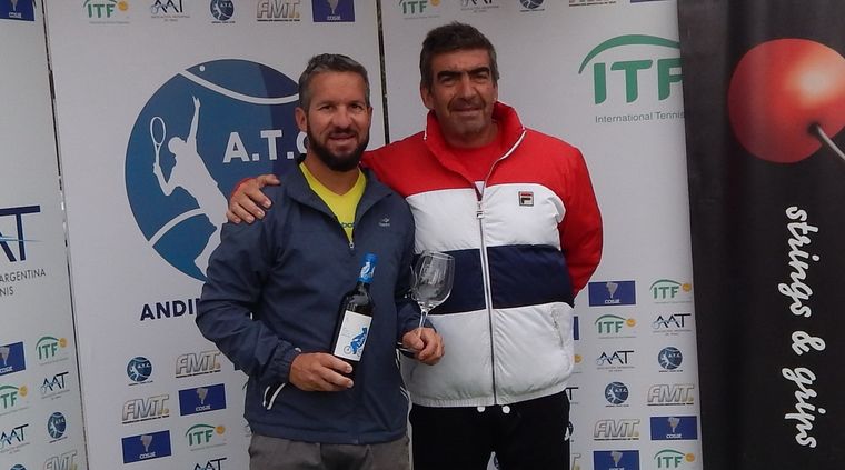 Diego Mathey, campeón en +40 años, junto al Director del Torneo, Fernando Trujillo. Foto: Juan Borsani/MDZ