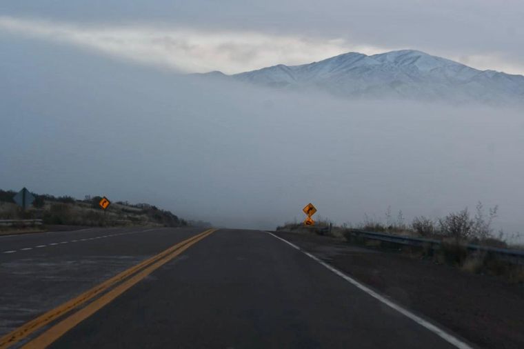 La nieve no aparece de golpe. Llega poco a poco, cambia el paisaje y termina revelando una cordillera que durante el verano suele pasar desapercibida. La nieve no aparece de golpe. Llega poco a poco, cambia el paisaje y termina revelando una cordillera que durante el verano suele pasar desapercibida.