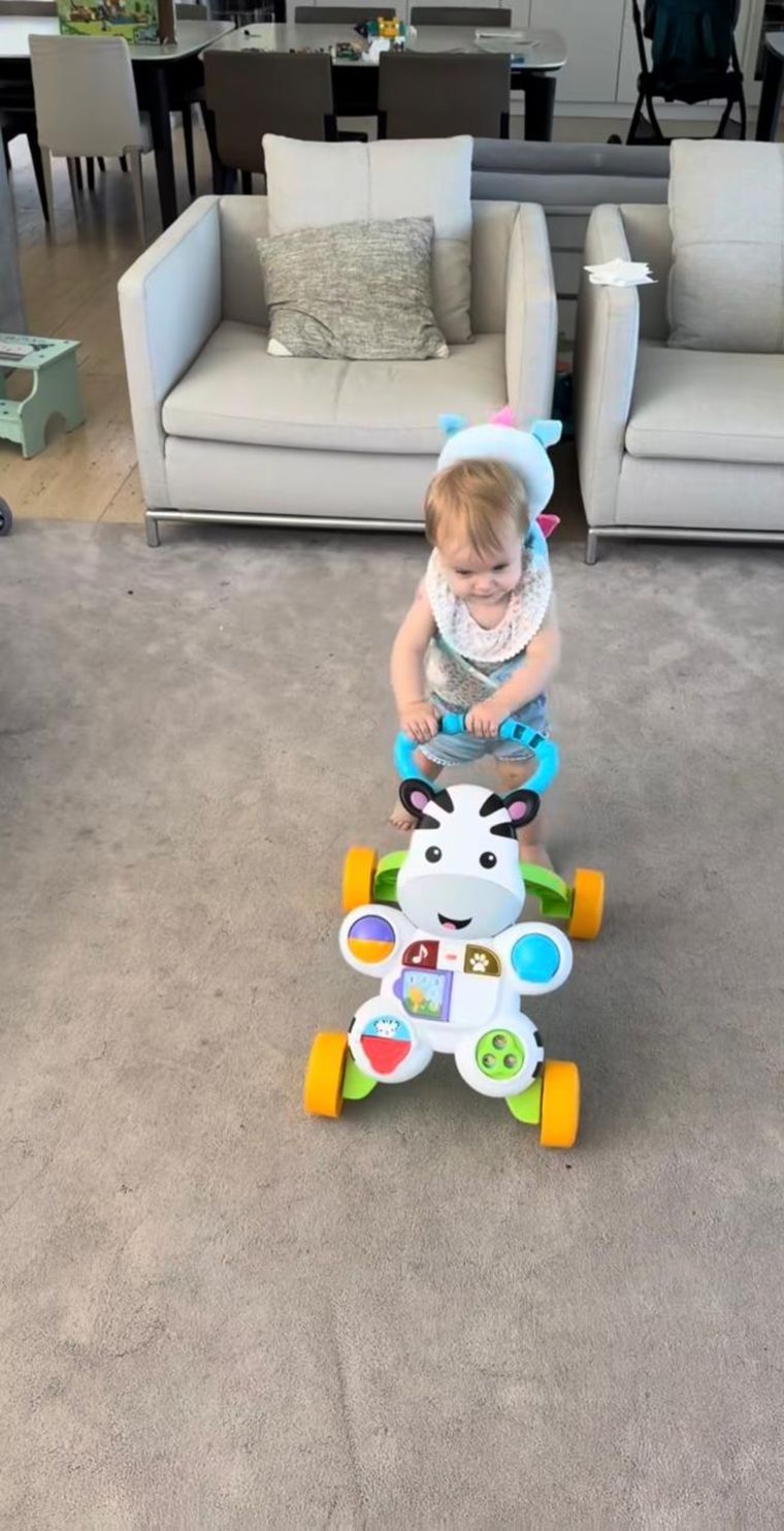 El sector del living adaptado especialmente para que Milenka de sus primeros pasos. El sector del living adaptado especialmente para que Milenka de sus primeros pasos.