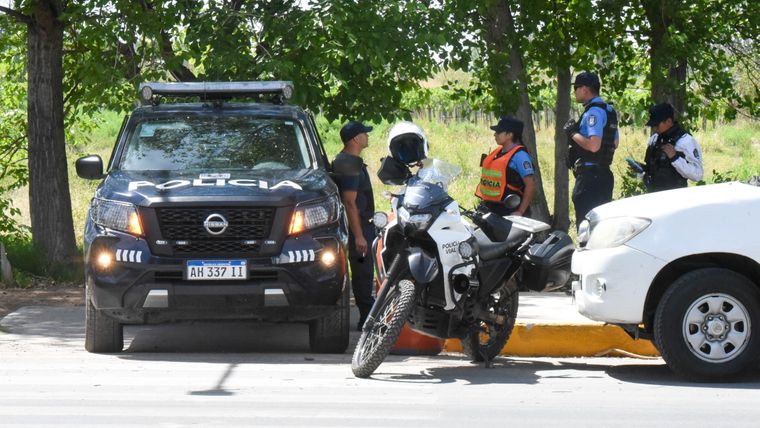 Personal policial tuvo que custodiar durante varios días el ingreso a la escuela guaymallina. Personal policial tuvo que custodiar durante varios días el ingreso a la escuela guaymallina.