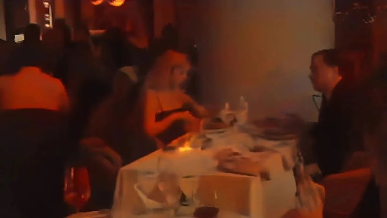 Fabiola Yañez durante una cena el 31 de diciembre. Foto: Captura de video