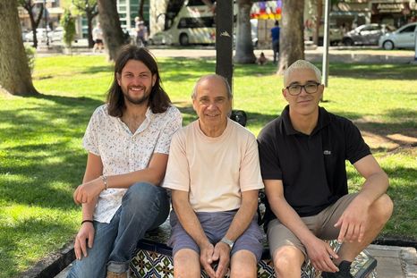 Con apoyo de Latin GRAMMY se creará en Mendoza el primer Archivo de Música Cuyana y Popular Argentina con sede en la UNCuyo, un verdadero hecho histórico que lleva años preparándose meticulosamente. De izquierda a derecha, Andrew Skinner, Daniel Zanessi y Antonio Leguiza Foto: Marianela Rodríguez