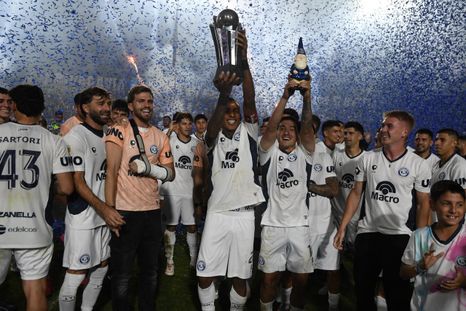 Sebastián Villa con la Copa Argentina en los festejos de la Lepra campeona 2025. Sebastián Villa con la Copa Argentina en los festejos de la Lepra campeona 2025.