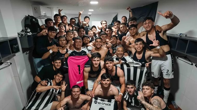Los jugadores del Lobo celebraron el triunfo en el clásico que los dejó punteros del torneo Proyección.
