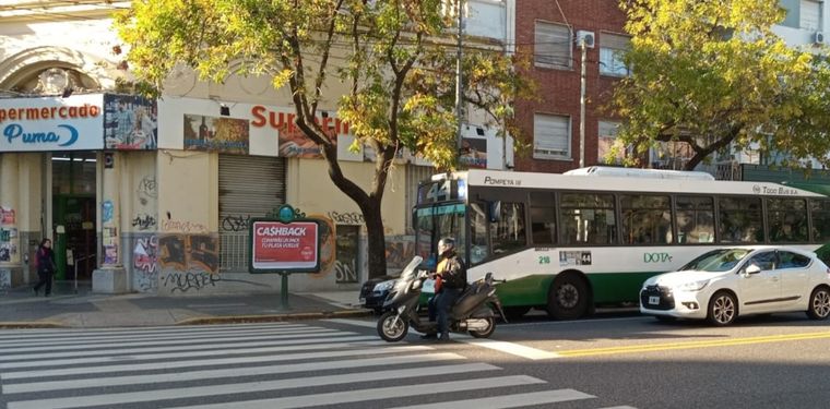 A primera hora de la mañana, colectivos funcionando y negocios abiertos a pesar del paro general Foto: Gonzalo Barrera/MDZ