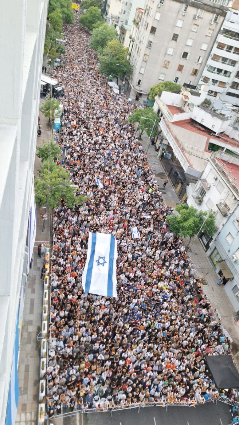 Una multitud recuerda a la familia Bibas Foto: Gentileza