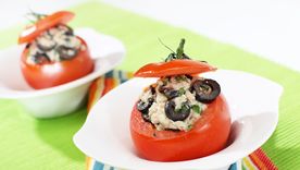 Seguí el paso a paso de la receta de tomates rellenos con atún y aceitunas más sabrosa. Seguí el paso a paso de la receta de tomates rellenos con atún y aceitunas más sabrosa.