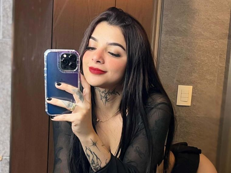 Karely Ruiz sacudió Facebook con una arriesgada foto. Foto: Instagram/ Karely Ruiz