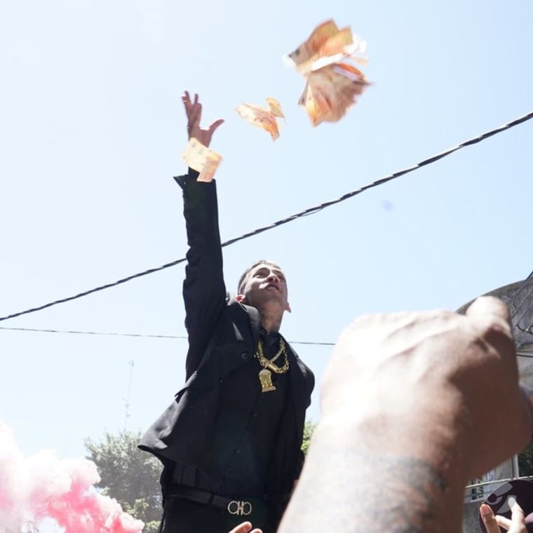 L-Gante arrojando billetes desde su auto Foto: X