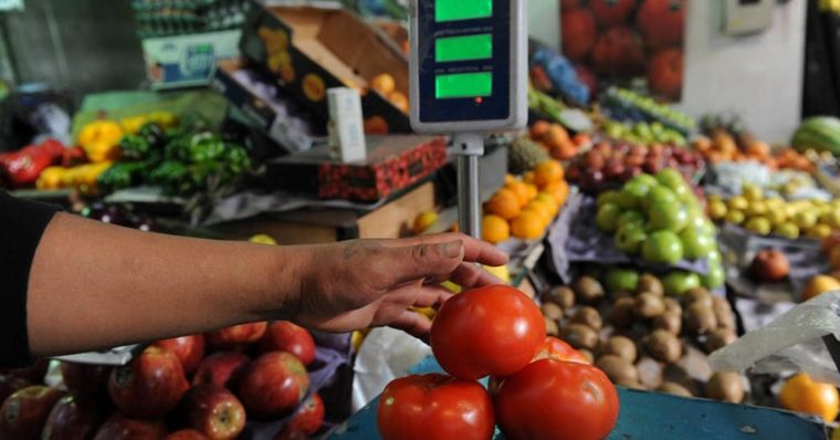 En marzo se registraron aumentos muy significativos en frutas y verduras superiores al 10%, además del salto del 29% en los servicios educativos. Foto: Foto: NA