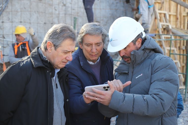 En modo obra. Emir Félix junto a Omar Félix y Nicolás Martínez de la constructora en la vieja terminal de San Rafael.