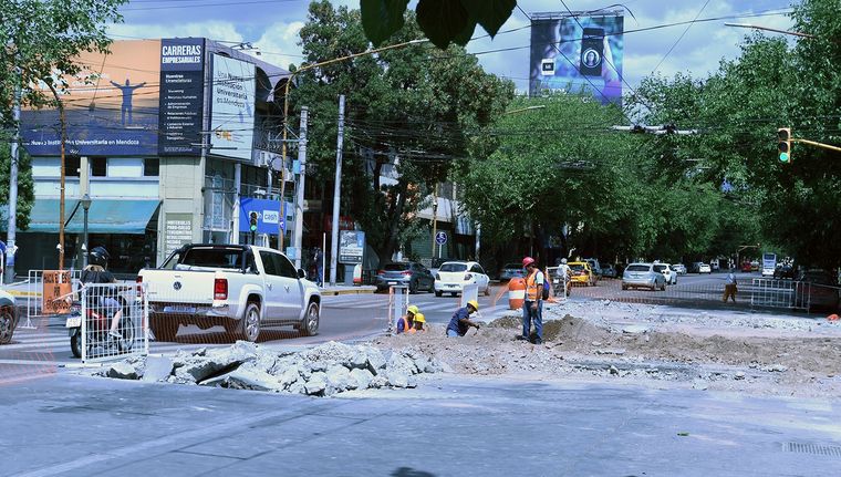 El corte efectuado en el corazón del centro mendocino damnifica a automovilistas y trabajadores Foto: ALF PONCE MERCADO / MDZ