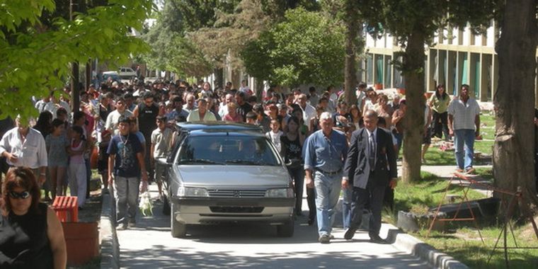 El cuerpo va ingresando al cementerio.
