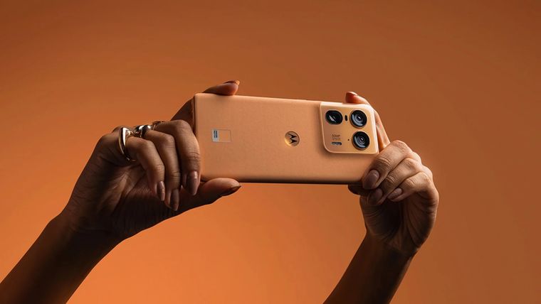 El nuevo teléfono de Motorola promete revolucionar la fotografía con tres sensores de 50MP.