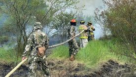 El incendio es cubierto por personal de la Fuerza Aérea de Paraguay.&nbsp;